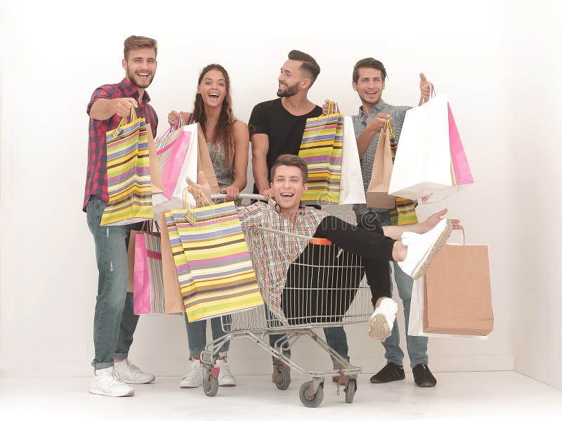 Lycklig grupp av vänner med shoppingpåsar royaltyfri foto Lycklig grupp av vänner med shoppingpåsar royaltyfri foto