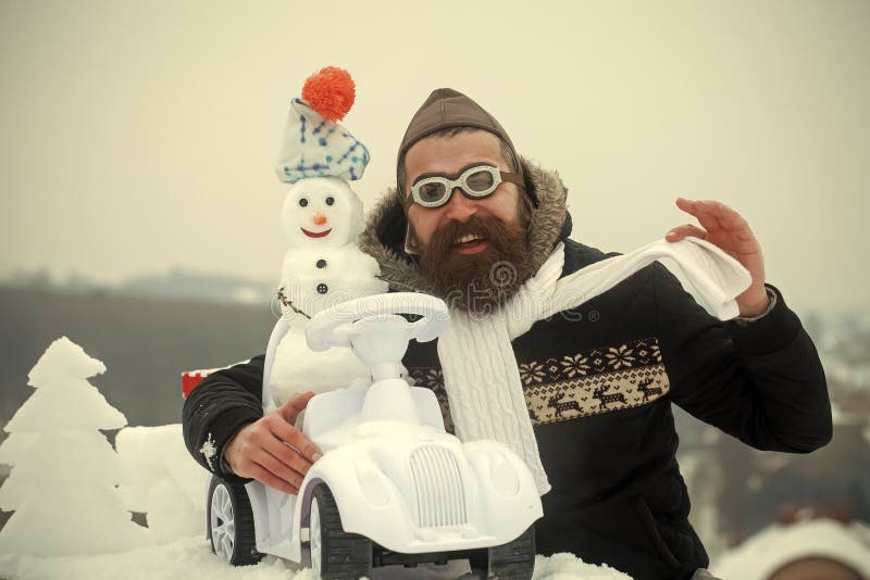 Lycklig hipster i pilot- hatt och exponeringsglas som visar halsduken royaltyfri fotografi Lycklig hipster i pilot- hatt och exponeringsglas som visar halsduken royaltyfri fotografi