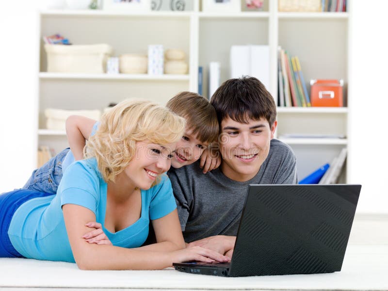 Lycklig home bärbar dator för familj