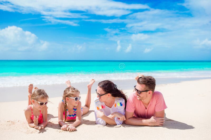Lycklig härlig familj på den vita stranden royaltyfri bild Lycklig härlig familj på den vita stranden royaltyfri bild