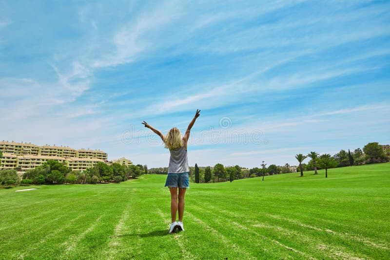 Lycklig härlig kvinna i golfbana arkivfoto Lycklig härlig kvinna i golfbana arkivfoto