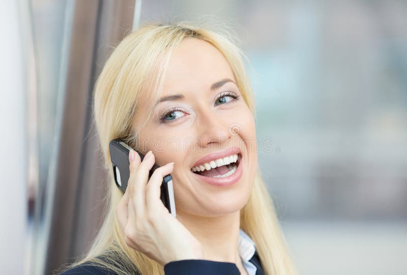 Lycklig härlig kvinna som skrattar och att tala på mobiltelefonen arkivfoto Lycklig härlig kvinna som skrattar och att tala på mobiltelefonen arkivfoto