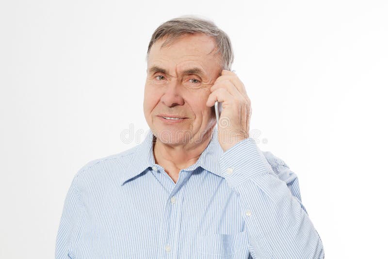 Lycklig hög man som talar på telefonen som isoleras på vit backgrpund Den gamla affärsmannen har konversation Mannen rynkade fram royaltyfri foto Lycklig hög man som talar på telefonen som isoleras på vit backgrpund Den gamla affärsmannen har konversation Mannen rynkade fram royaltyfri foto