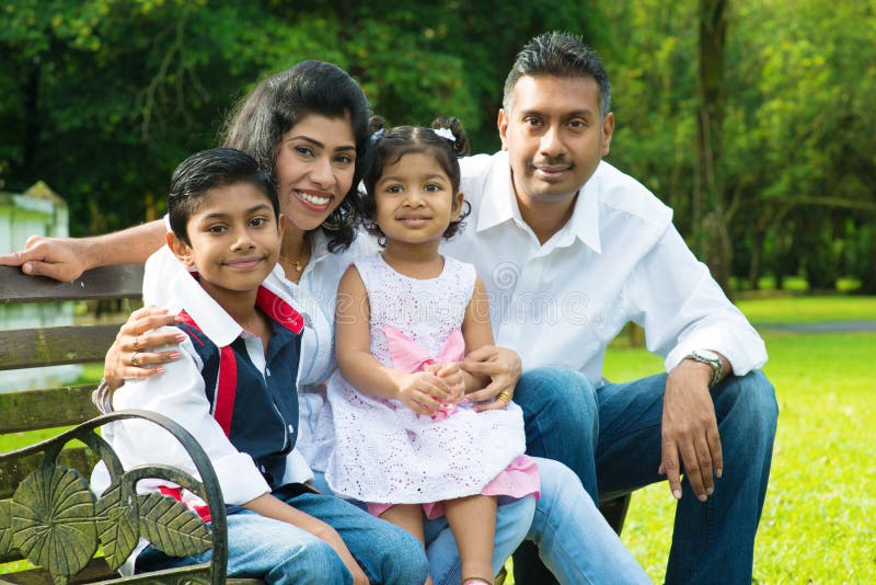Lycklig indisk familj royaltyfri bild