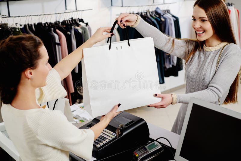 Lycklig kund med shoppingpåsen royaltyfria foton Lycklig kund med shoppingpåsen royaltyfria foton