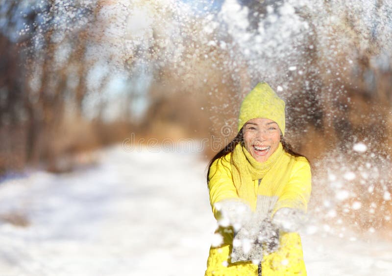 Lycklig kvinna för vintersnökamp som har den roliga yttersidan royaltyfri fotografi Lycklig kvinna för vintersnökamp som har den roliga yttersidan royaltyfri fotografi