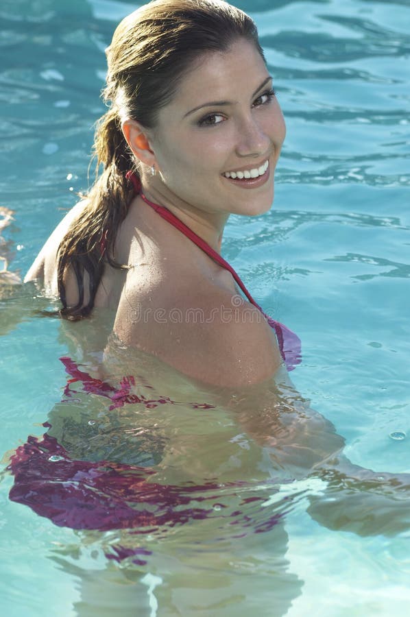 Lycklig kvinna i simbassäng