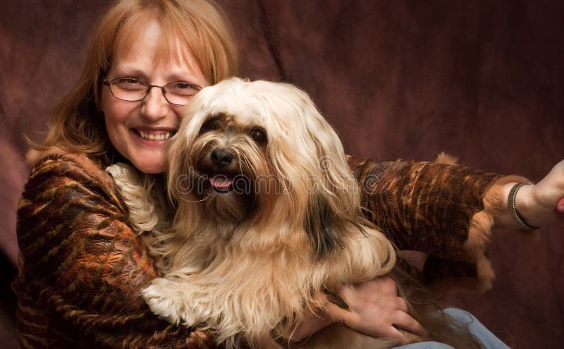Lycklig kvinna och hennes hund royaltyfri foto Lycklig kvinna och hennes hund royaltyfri foto