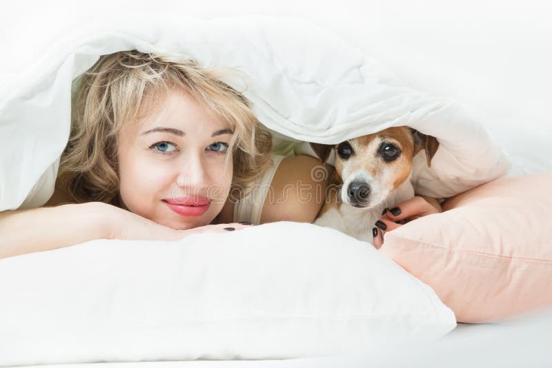 lycklig kvinna och spela för hund royaltyfria foton lycklig kvinna och spela för hund royaltyfria foton