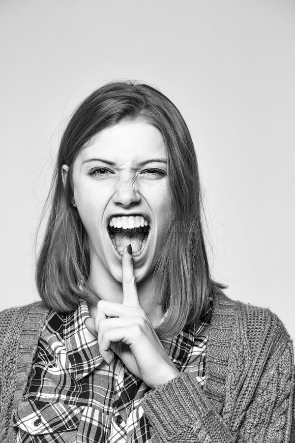 lycklig kvinna Ropa den unga kvinnliga modellen för den nätta flickan eller för den gulliga härliga kvinnan med showtystnad för b fotografering för bildbyråer lycklig kvinna Ropa den unga kvinnliga modellen för den nätta flickan eller för den gulliga härliga kvinnan med showtystnad för b fotografering för bildbyråer