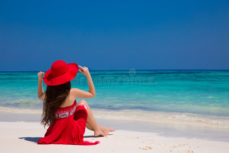 Lycklig kvinna som tycker om att koppla av för strand som är glat på vit sand i summ arkivfoto Lycklig kvinna som tycker om att koppla av för strand som är glat på vit sand i summ arkivfoto