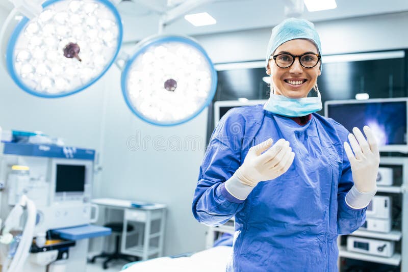 Lycklig kvinnakirurg som är klar för operation arkivbilder