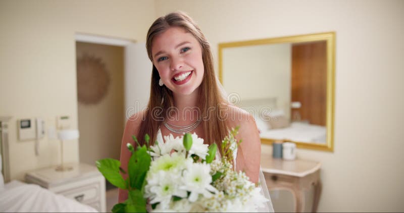 Lycklig kvinnlig brud och bröllop med blommor för giftermål eller stor dag hemma. porträtt ung eller arkivfilmer