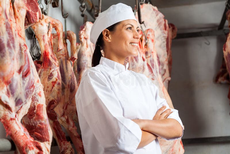Lycklig kvinnlig slaktare Standing In Slaughterhouse royaltyfri fotografi Lycklig kvinnlig slaktare Standing In Slaughterhouse royaltyfri fotografi