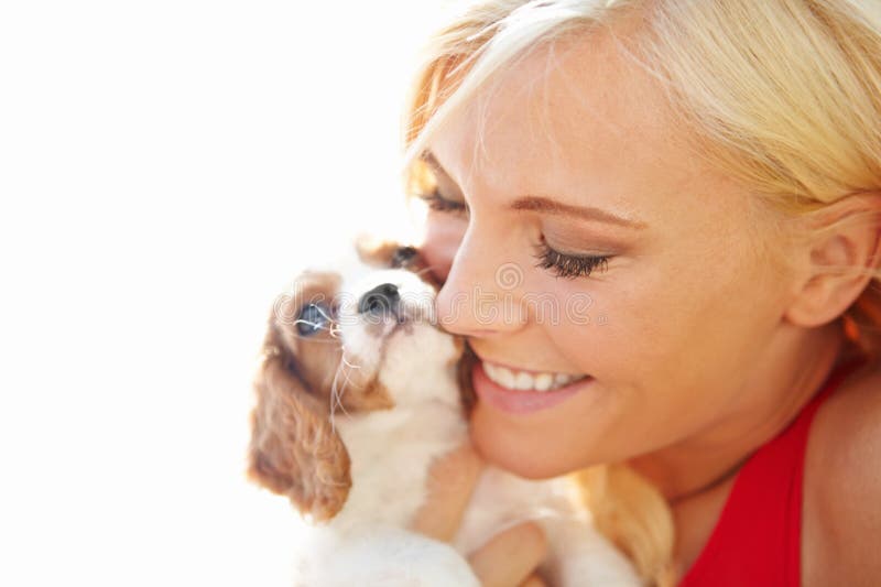 Lycklig kärlek och kvinna med hund utomhus med bindning och träning för adoption. Söta djur och hondjur royaltyfri fotografi