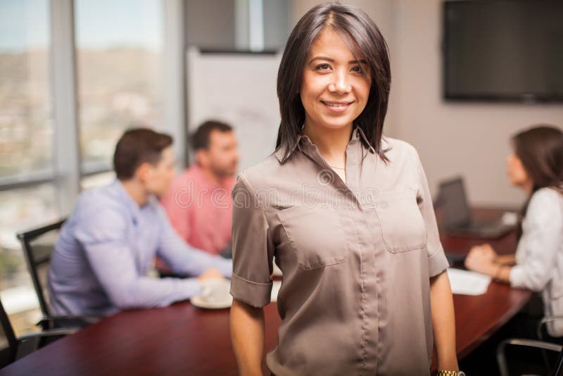 Lycklig latinamerikansk kvinna på arbete arkivbilder Lycklig latinamerikansk kvinna på arbete arkivbilder