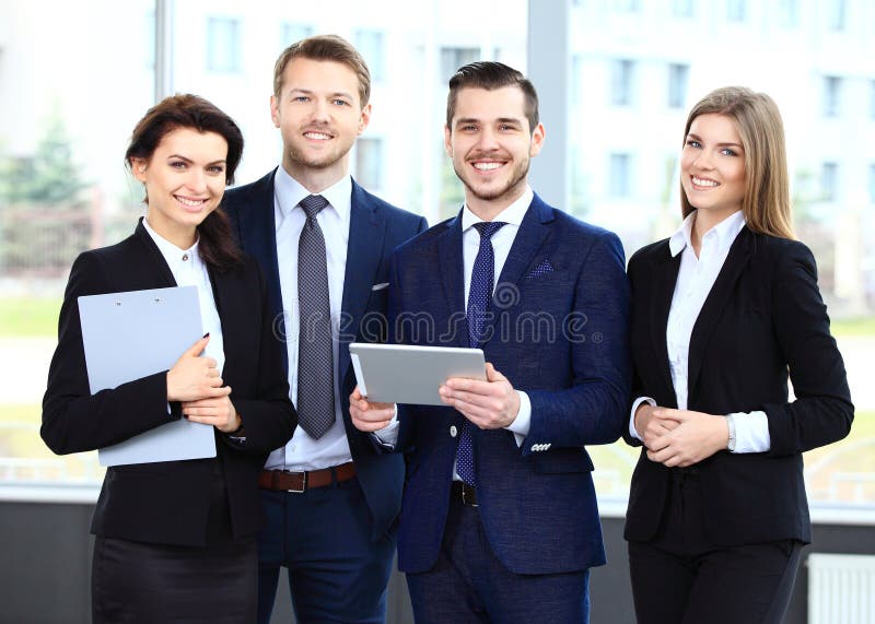 Lycklig le businessteam i regeringsställning arkivbild