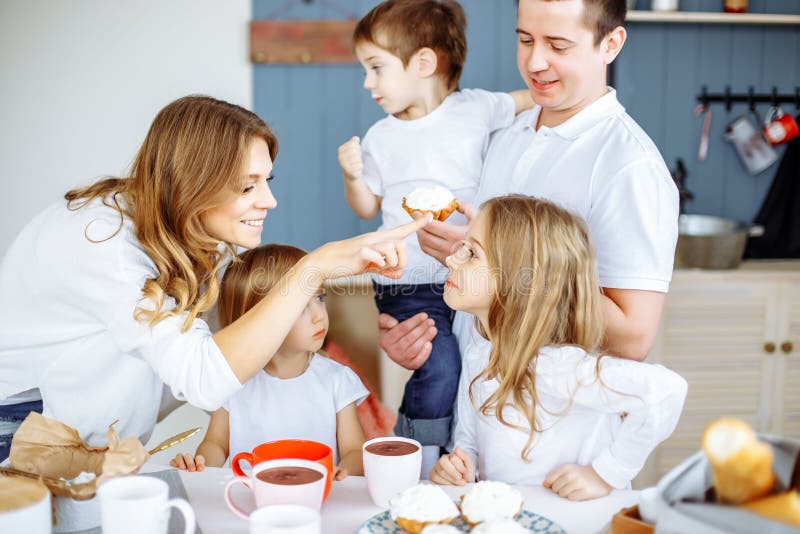 Lycklig le caucasian familj som har frukosten i köket arkivbilder Lycklig le caucasian familj som har frukosten i köket arkivbilder
