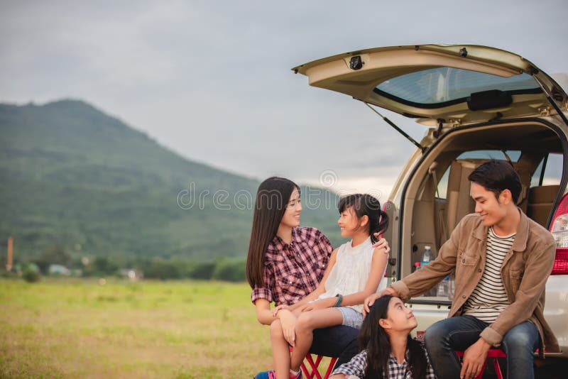 Lycklig liten flicka med asiatiskt familjsammantr?de i bilen f?r att tycka om v?gtur och sommarsemester i camparesk?pbil royaltyfria bilder Lycklig liten flicka med asiatiskt familjsammantr?de i bilen f?r att tycka om v?gtur och sommarsemester i camparesk?pbil royaltyfria bilder