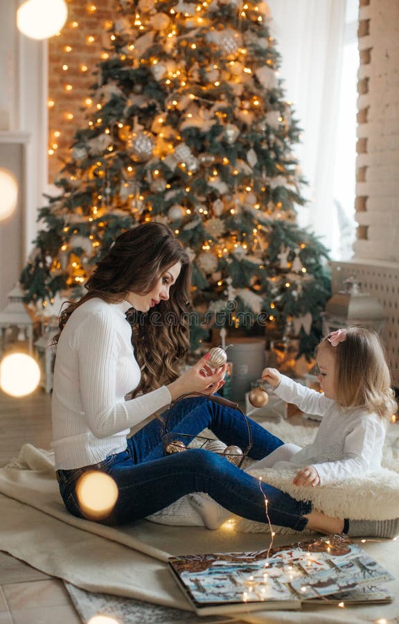 Lycklig liten flicka med mamman bland nytt ?rs landskap royaltyfria foton Lycklig liten flicka med mamman bland nytt ?rs landskap royaltyfria foton