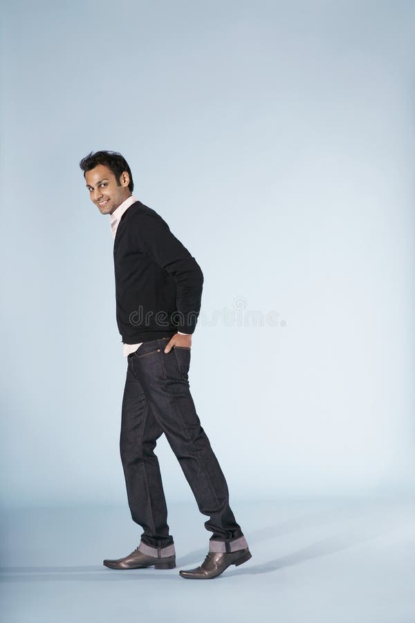 Glad man som går på blå bakgrund royaltyfri fotografi