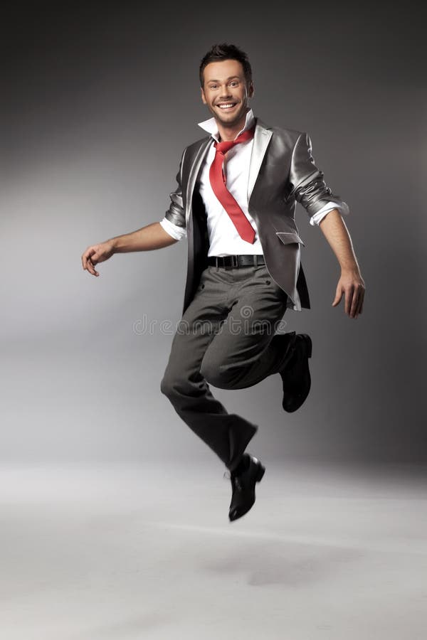 Glad man hoppar arkivbild