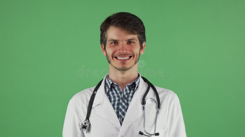 Lycklig manlig doktor som ler till kameran på chromakey royaltyfri fotografi Lycklig manlig doktor som ler till kameran på chromakey royaltyfri fotografi