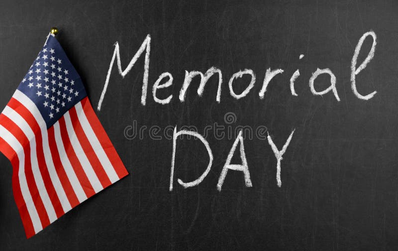 Lycklig Memorial Day f?r ` som ` ?r skriftlig p? en svart tavla bredvid amerikanska flaggan arkivbilder Lycklig Memorial Day f?r ` som ` ?r skriftlig p? en svart tavla bredvid amerikanska flaggan arkivbilder