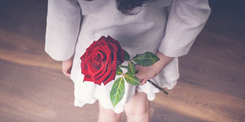 Lycklig mors dag för baner Lilla flickan gratulerar hennes mamma arkivbilder Lycklig mors dag för baner Lilla flickan gratulerar hennes mamma arkivbilder