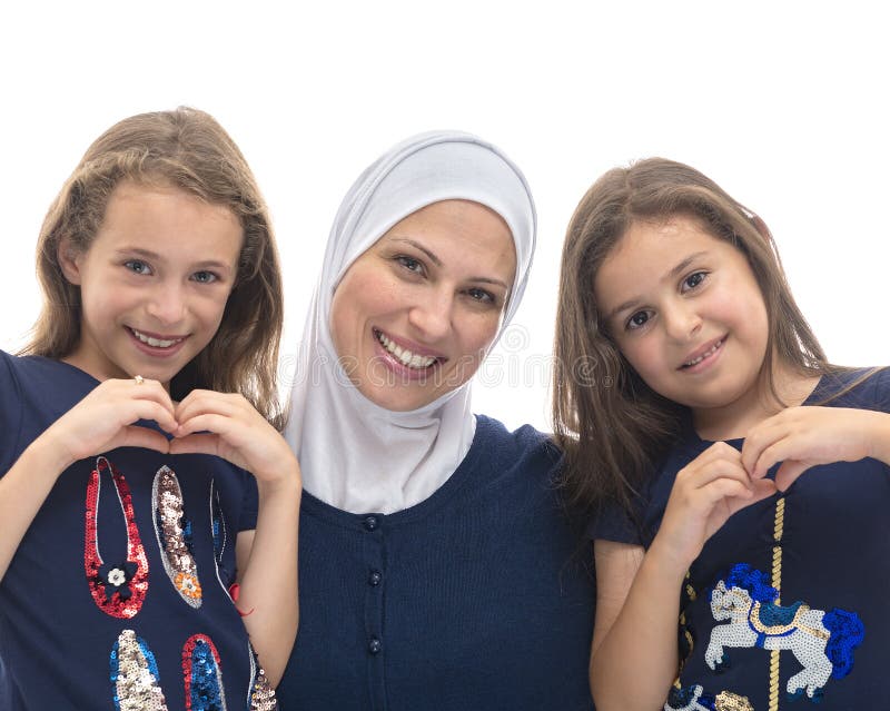 Lycklig muslimsk familj, moder och hennes döttrar med handgest av förälskelsetecknet av mamman arkivbilder Lycklig muslimsk familj, moder och hennes döttrar med handgest av förälskelsetecknet av mamman arkivbilder