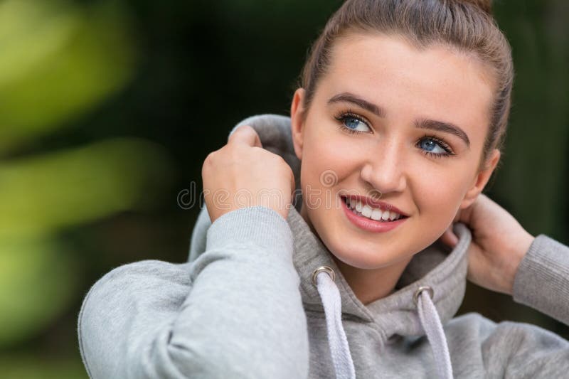 Lycklig nätt ung kvinna för tonårs- flicka som bär Hoody royaltyfri fotografi Lycklig nätt ung kvinna för tonårs- flicka som bär Hoody royaltyfri fotografi