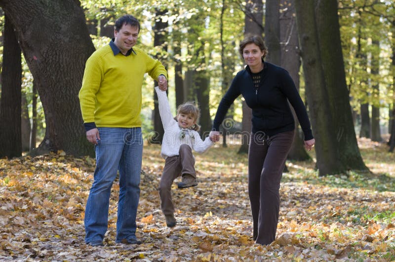 lycklig park för höstfamilj fotografering för bildbyråer lycklig park för höstfamilj fotografering för bildbyråer