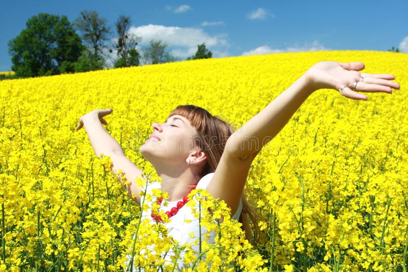Lycklig rapeseed för fältflicka royaltyfria bilder