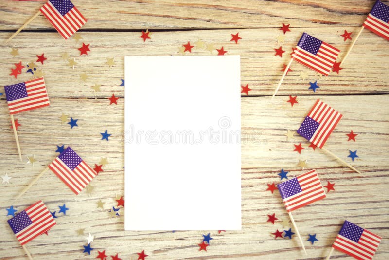 Lycklig sj?lvst?ndighetsdagen4th juli modell med den mini- amerikanska flaggan som dekoreras med stj?rnor och konfettier Top besk arkivfoton Lycklig sj?lvst?ndighetsdagen4th juli modell med den mini- amerikanska flaggan som dekoreras med stj?rnor och konfettier Top besk arkivfoton