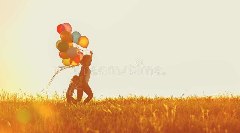 Lycklig spring för familjmoder- och barndotter med ballonger på fotografering för bildbyråer Lycklig spring för familjmoder- och barndotter med ballonger på fotografering för bildbyråer