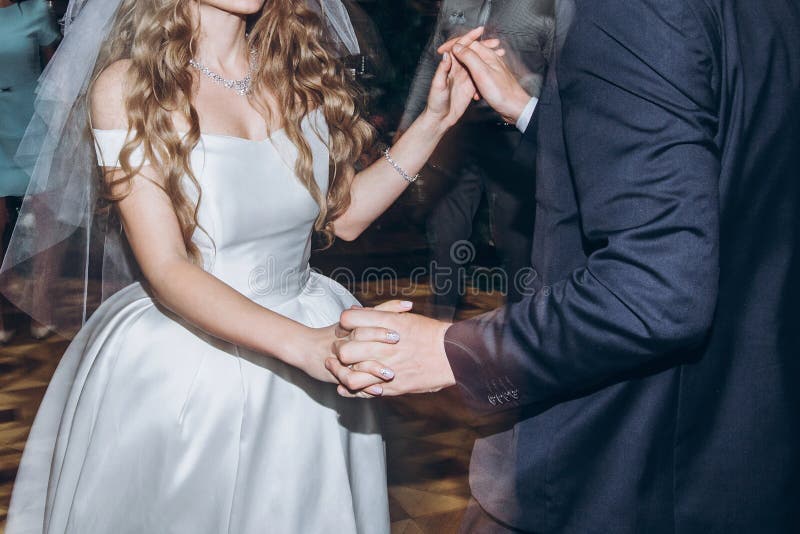 Lycklig stilfull brud- och brudgumdans och hagyckel på bröllop royaltyfria foton Lycklig stilfull brud- och brudgumdans och hagyckel på bröllop royaltyfria foton