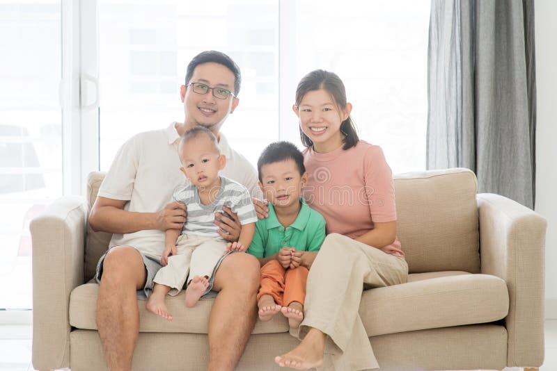 lycklig stående för asiatisk familj