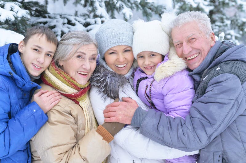 Lyckligt familjefoto royaltyfri foto