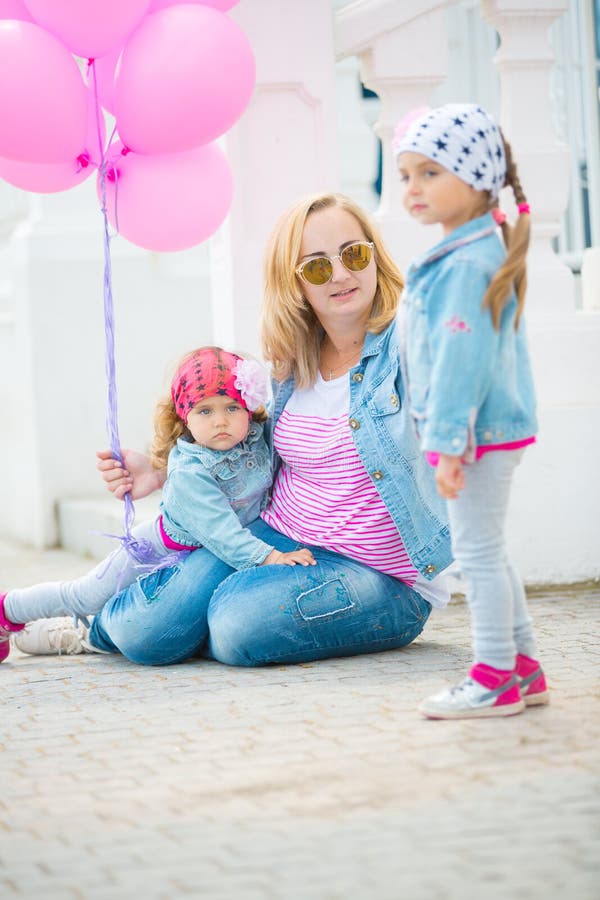 Lycklig ung familj på gatan av den europeiska staden royaltyfri fotografi Lycklig ung familj på gatan av den europeiska staden royaltyfri fotografi