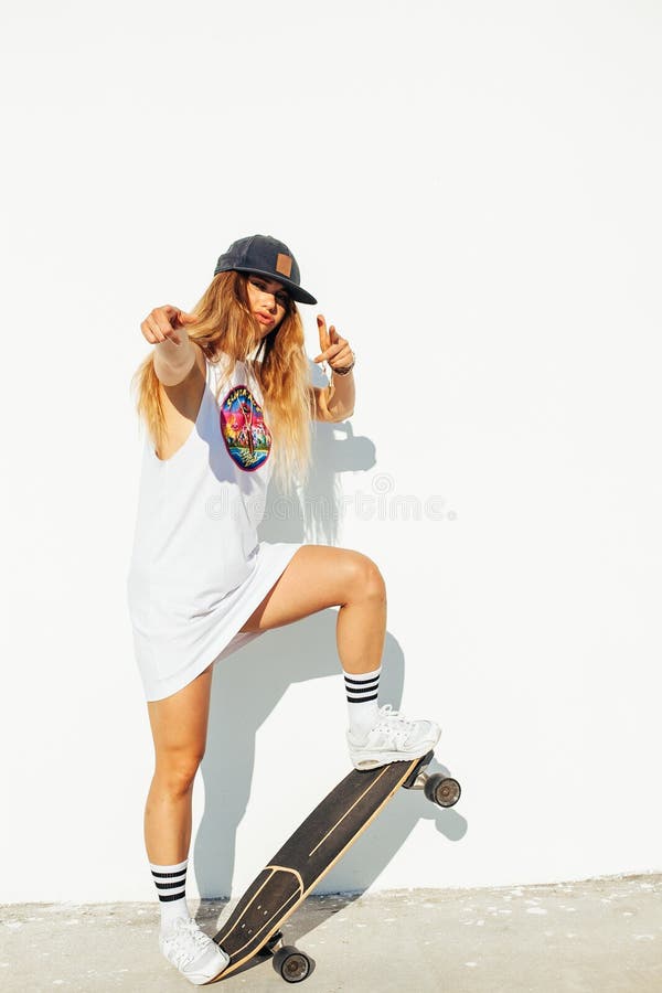 Lycklig ung flickaskateboarding arkivfoto Lycklig ung flickaskateboarding arkivfoto