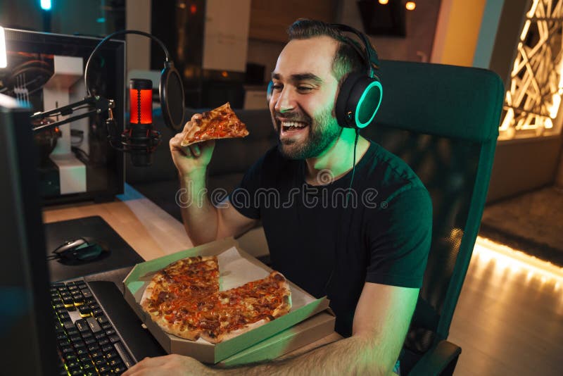 Lycklig ung man på headset med dator royaltyfri bild