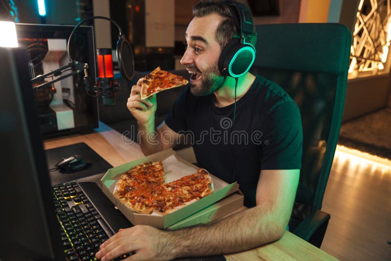 Lycklig ung man på headset med dator royaltyfria bilder