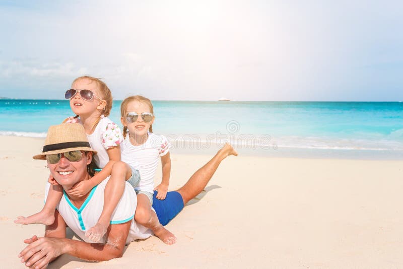 Lycklig vacker familj på en tropisk strand royaltyfri foto