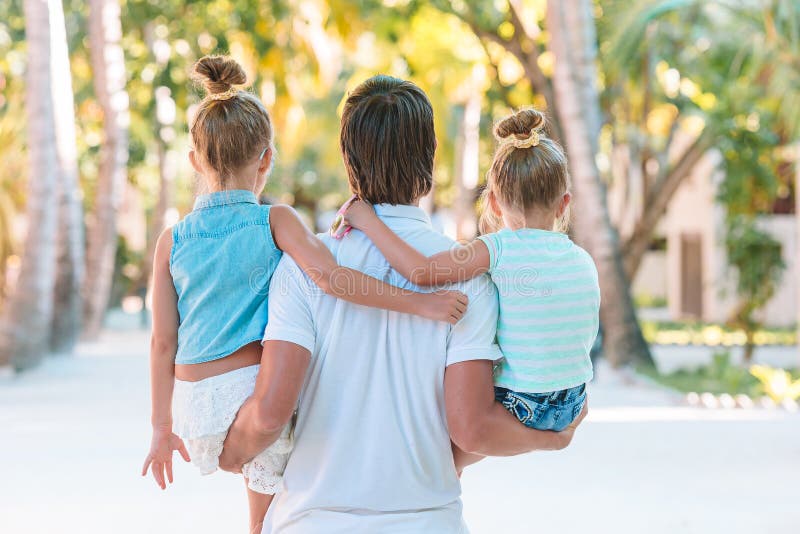 Lycklig vacker familj på en tropisk strand royaltyfria foton