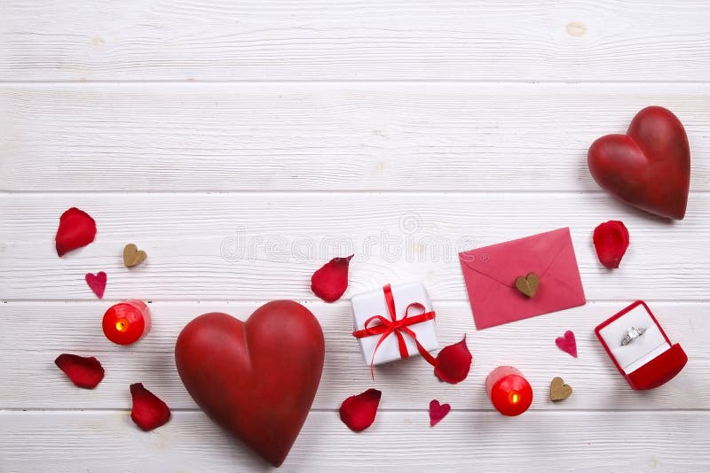 Lycklig valentindag/förälskelsesymbolbegrepp på vit trätexturbakgrund arkivbild Lycklig valentindag/förälskelsesymbolbegrepp på vit trätexturbakgrund arkivbild