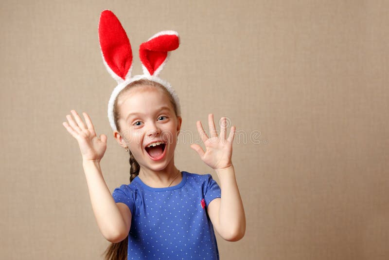 lyckliga easter Ståenden av en iklädd påskkanin för gullig liten flicka gå i ax royaltyfri foto lyckliga easter Ståenden av en iklädd påskkanin för gullig liten flicka gå i ax royaltyfri foto