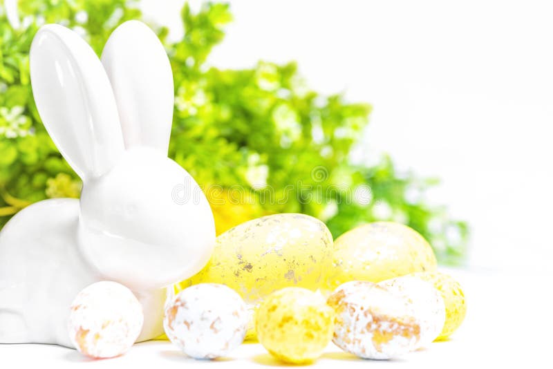 lyckliga easter Vit kanin för påsk på en vit bakgrund med påskägg Påskhälsningkort med påskkaninen arkivfoto lyckliga easter Vit kanin för påsk på en vit bakgrund med påskägg Påskhälsningkort med påskkaninen arkivfoto