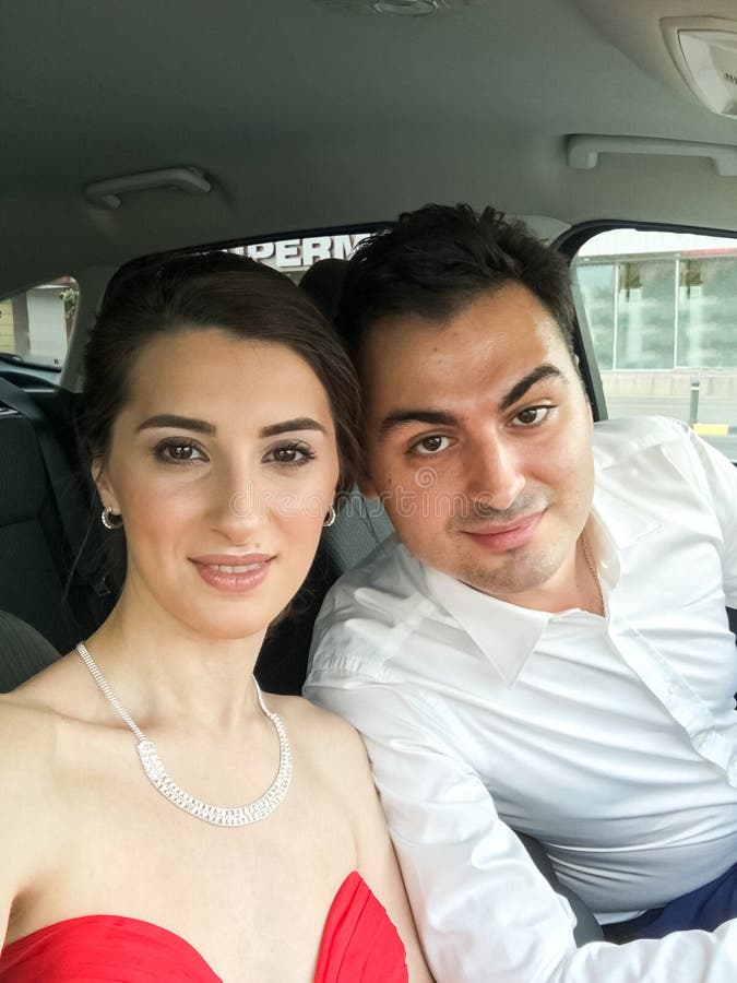 Lyckliga eleganta par som tar Selfie royaltyfri bild