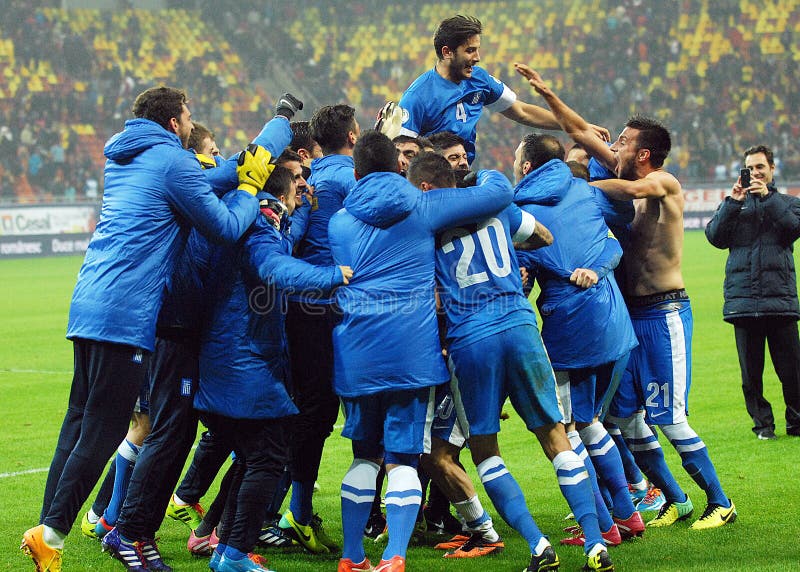 Lyckliga fotbollsspelare firar kvalificering till den FIFA världscupen 2014 arkivfoton Lyckliga fotbollsspelare firar kvalificering till den FIFA världscupen 2014 arkivfoton