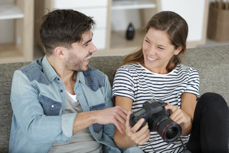Lyckliga omfamnade par som ser loppbilden royaltyfri fotografi Lyckliga omfamnade par som ser loppbilden royaltyfri fotografi